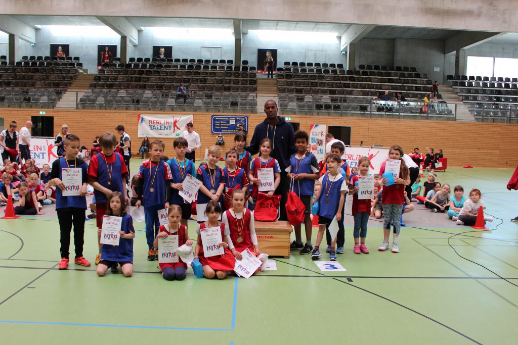 Die Sieger der Talentiade in Treptow-Köpenick mit dem ehemaligen Basketball-Profi Chris Owens. 