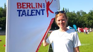 Fünfkämpferin Annika Schleu am Stand von BERLIN HAT TALENT