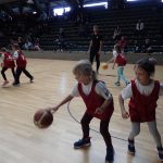Kinder spielen Basketball