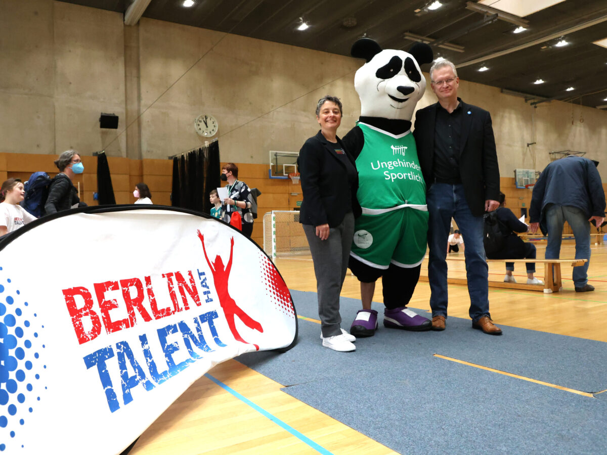 Staatssekretärin Sport Böcker-Giannini und Vizepräsident des BSB Stefan Schenk mit Para Panda Max