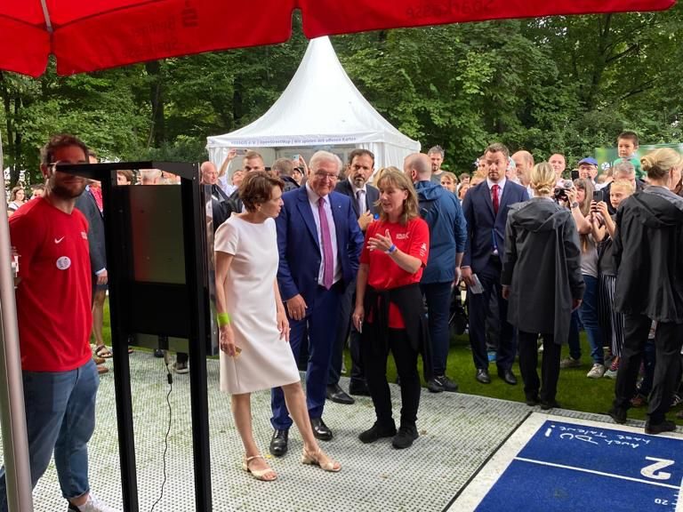 Bundespräsident Frank-Walter Steinmeier mit seiner Frau am "blauen Teppich"