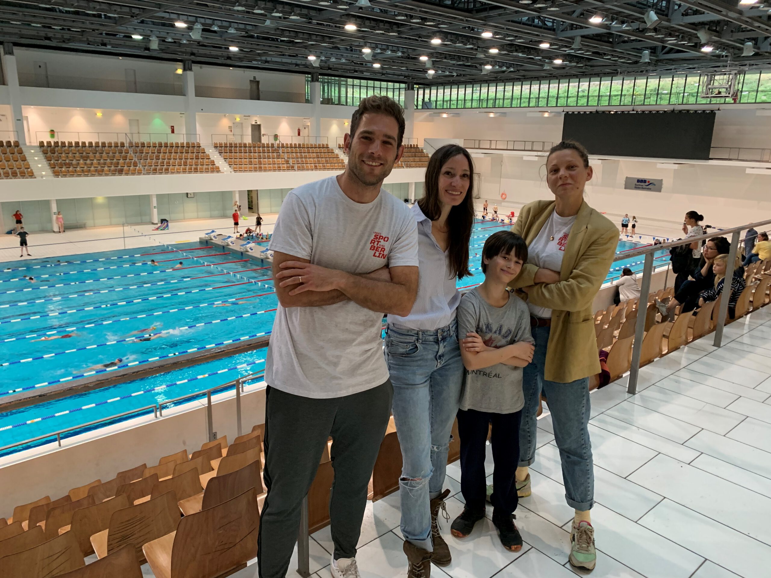 Lou, seine Mutter und die beiden Inklusions-Netzwerker von BHT in der Schwimmsporthalle nach Lou’s Training