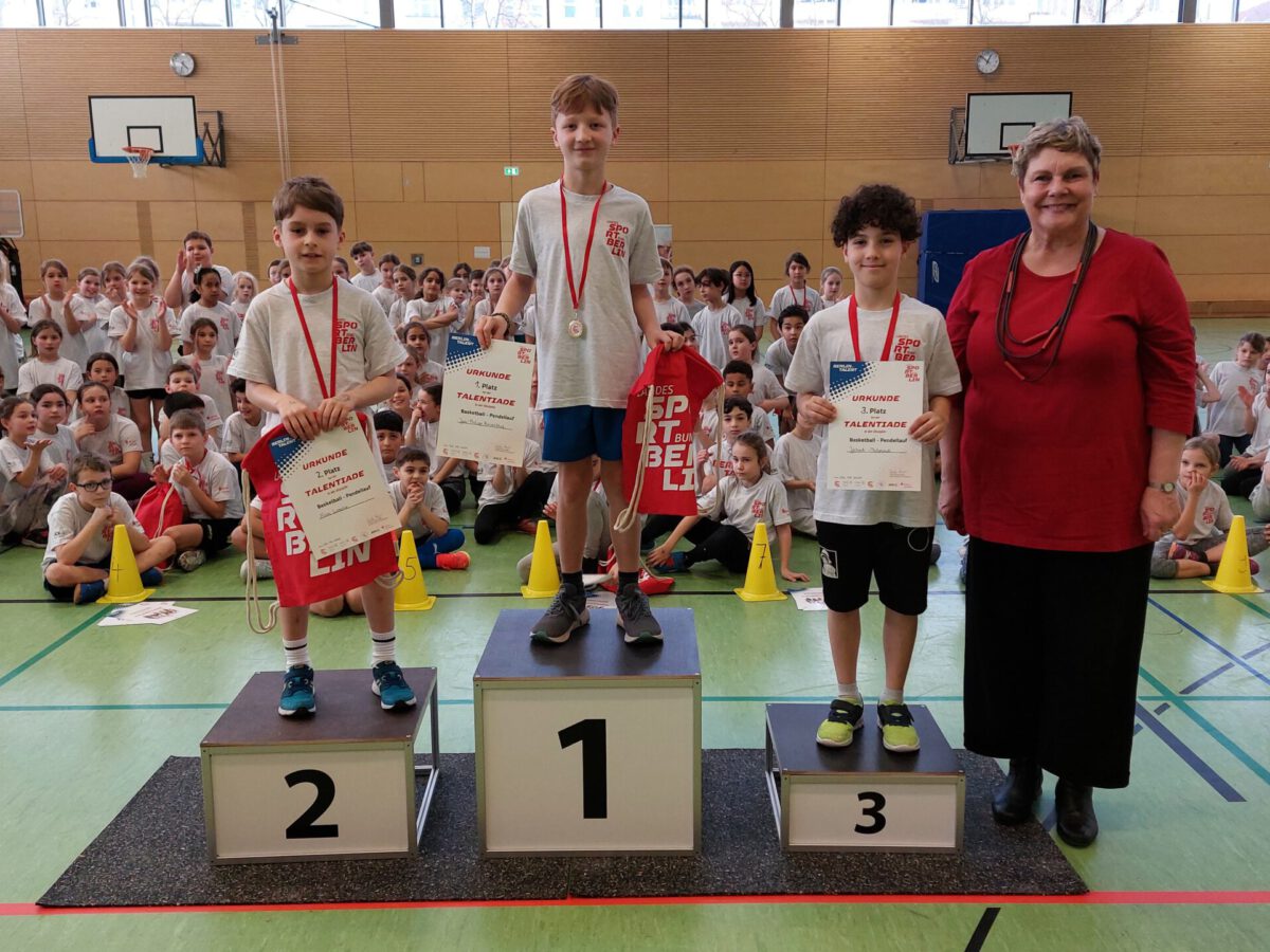 Medaillenvergabe durch die Bezirksstadträtin Karin Korte in der Sportart Basketball für die Jungen