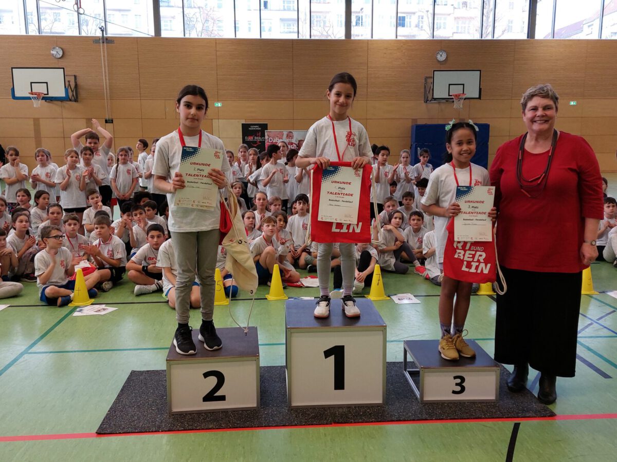 Medaillenvergabe durch die Bezirksstadträtin Karin Korte in der Sportart Basketball für die Mädchen