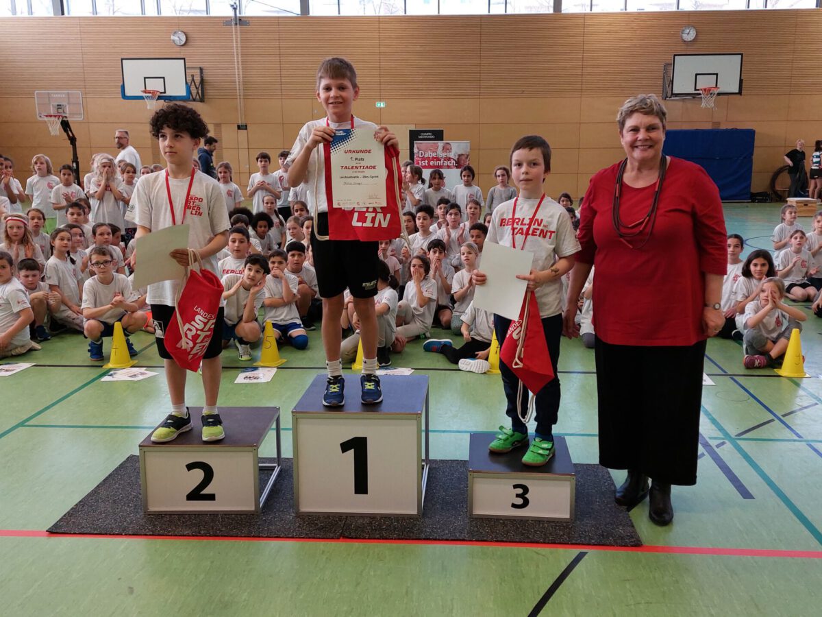 Medaillenvergabe durch die Bezirksstadträtin Karin Korte in der Sportart Leichtathletik für die Jungen
