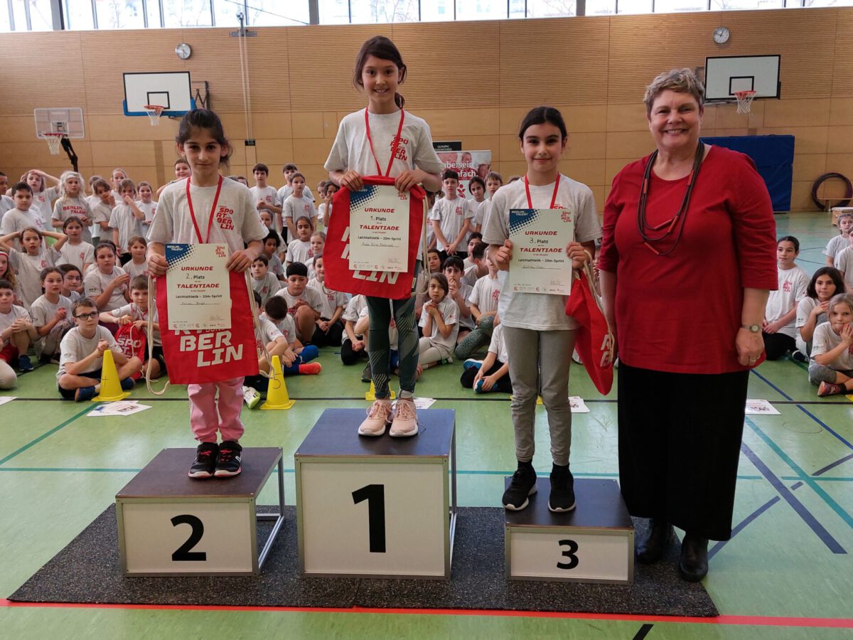Medaillenvergabe durch die Bezirksstadträtin Karin Korte in der Sportart Leichtathletik für die Mädchen