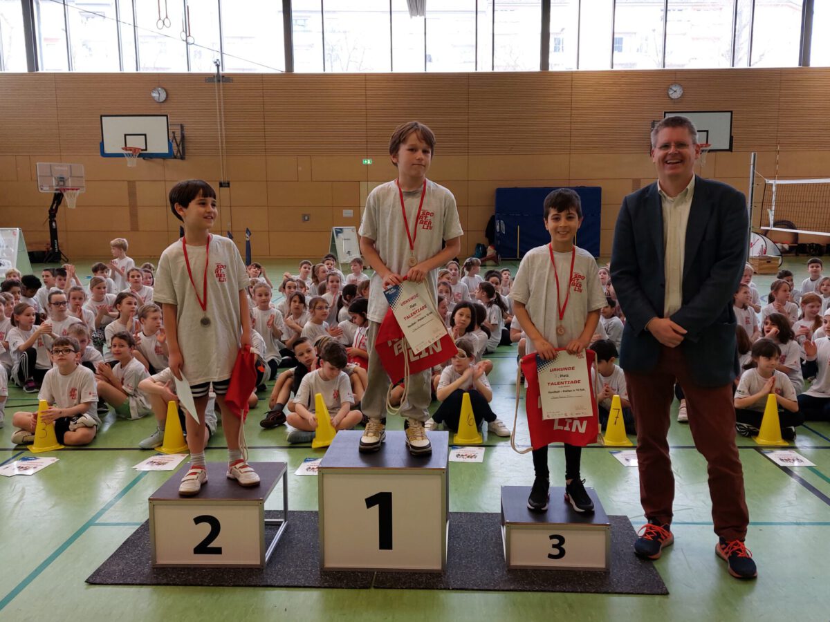 Medaillenvergabe durch den Bezirksstadtrat Tobias Dollase in der Sportart Handball für die Jungen