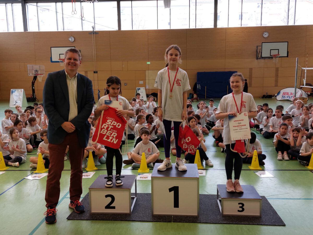 Medaillenvergabe durch den Bezirksstadtrat Tobias Dollase in der Sportart Handball für die Mädchen