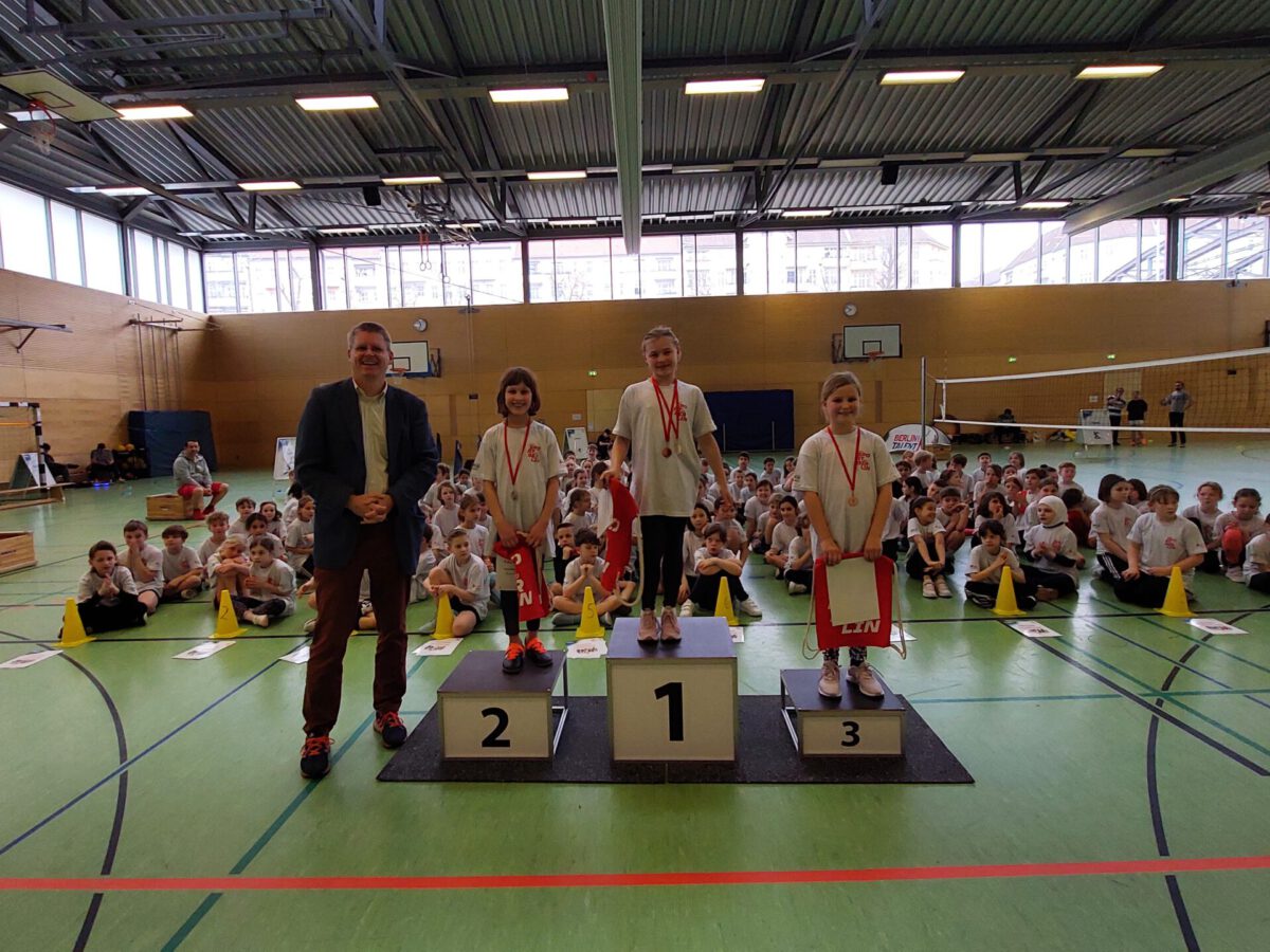 Medaillenvergabe durch den Bezirksstadtrat Tobias Dollase in der Sportart Leichtathletik für die Mädchen