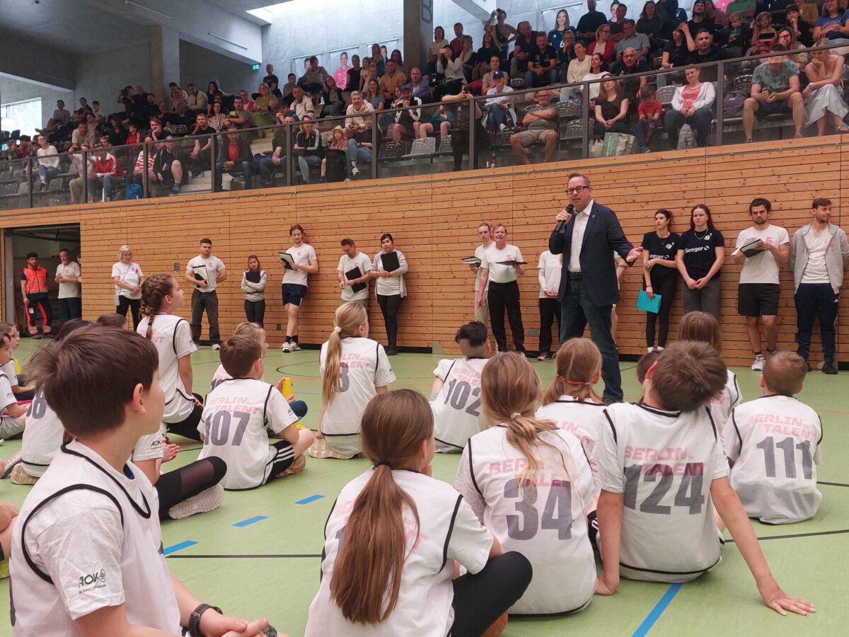 Talentiade Treptow Köpenick 2024 Bezirksbürgermeister Igel begrüßt die Kinder, Eltern und die Sportartenvertreter*innen
