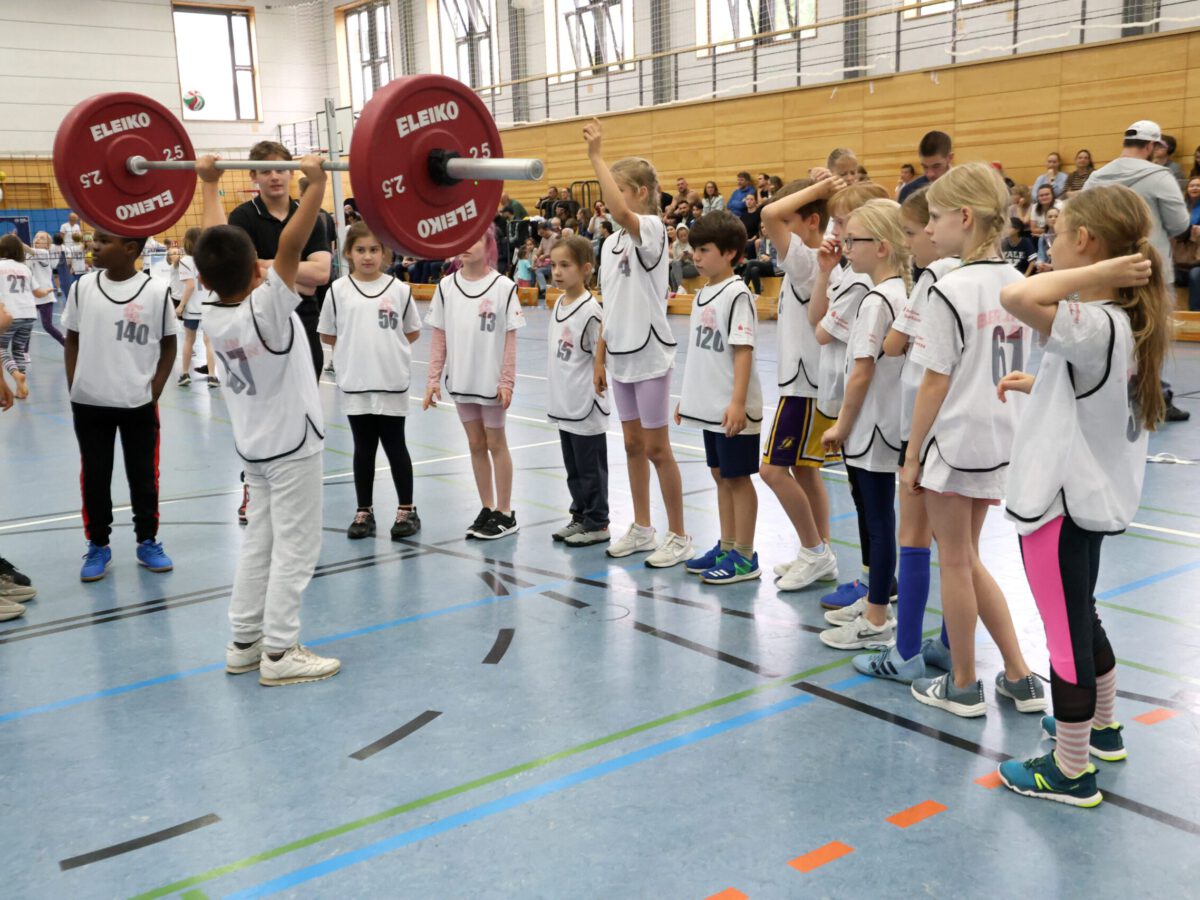 Die Sportart Gewichtheben mit kindergerechten Gewichten. Foto: Jürgen Engler