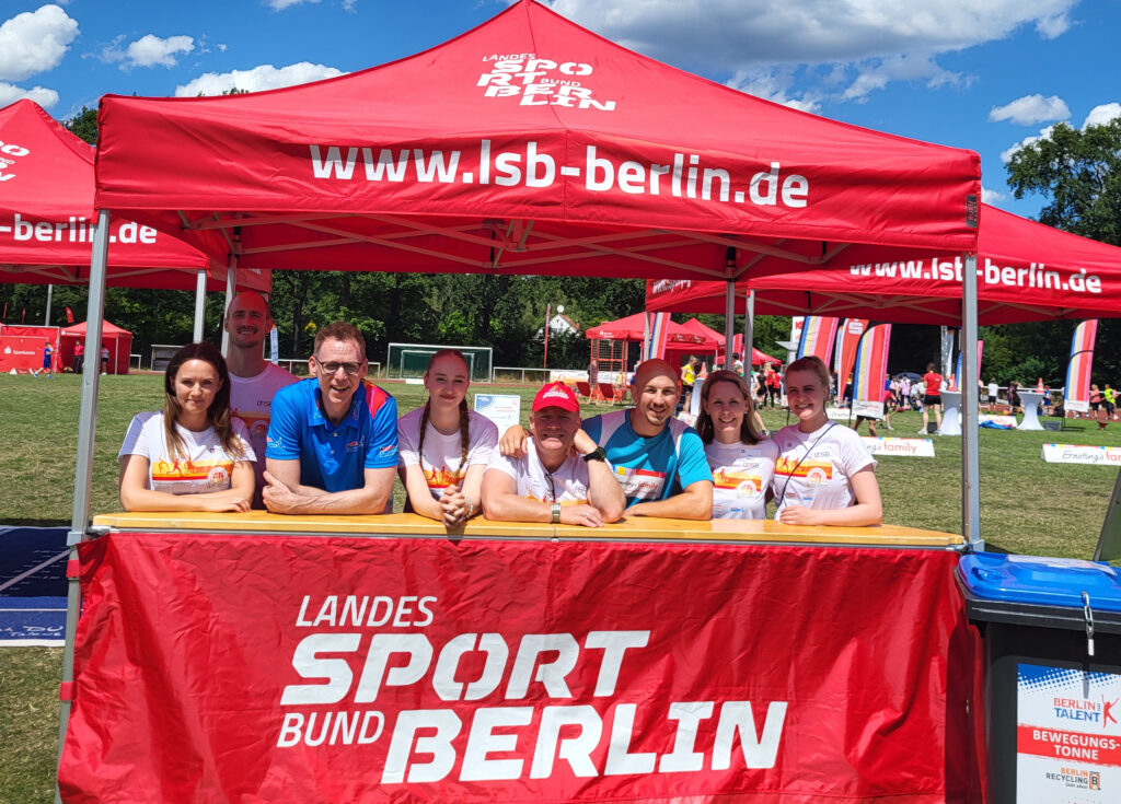 Olympioniken Frank Busemann (3 v. l.) und Frank Stäbler (3. v. r.) am Stand von BHT