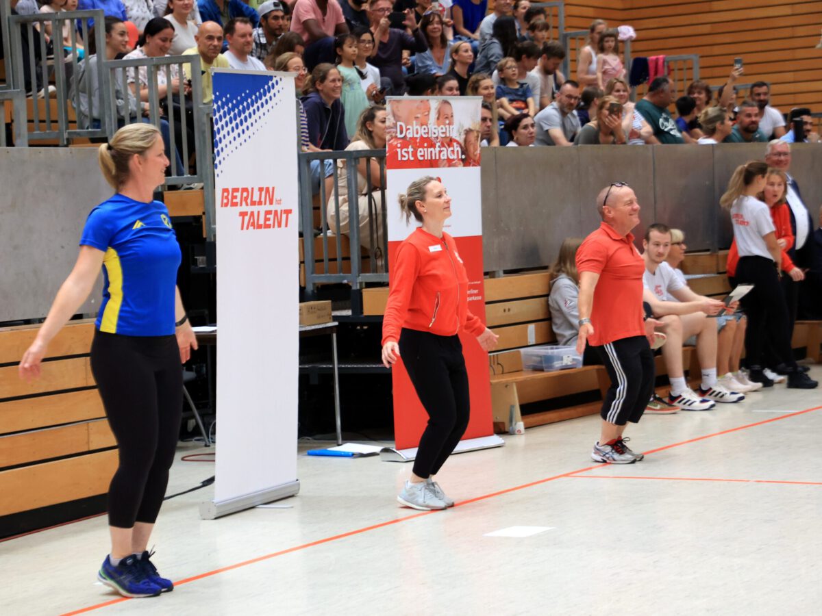 Das Aufwärmprogramm übernahm Monika Pöge, Olympionikin im Einsschnelllauf, heute in der Leichtathletik Foto: Juergen Engler