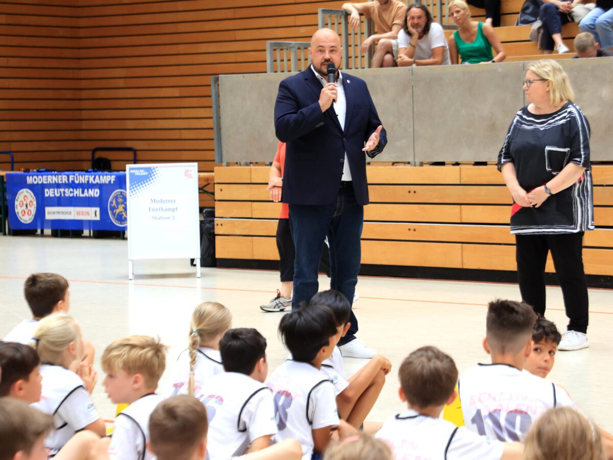Bezirksbürgermeister Frank Bewig begrüßt die Kinder in der Halle Foto: Juergen Engler