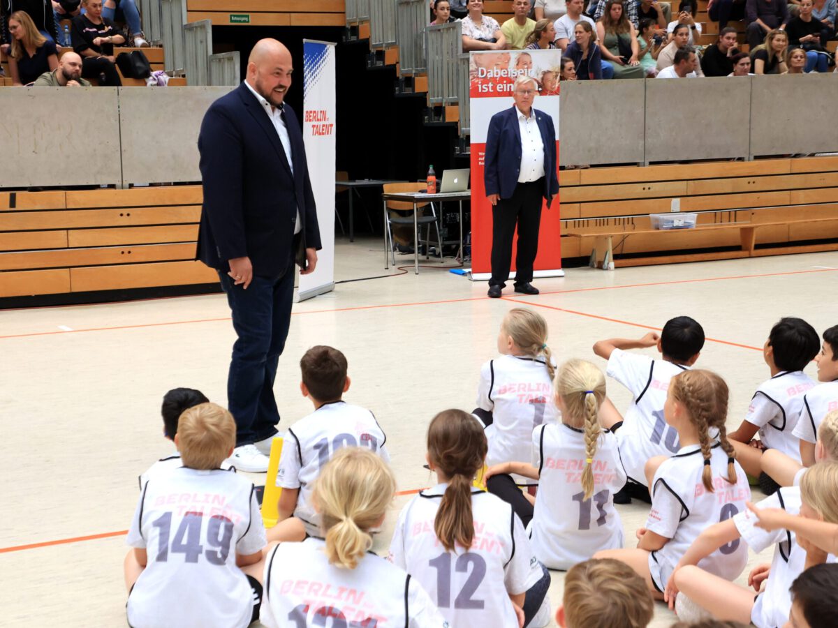 Spandaus Bezirksbürgermeister Frank Bewig unterhält sich vor dem Start mit Kindern aus Spandau Foto: Juergen Engler
