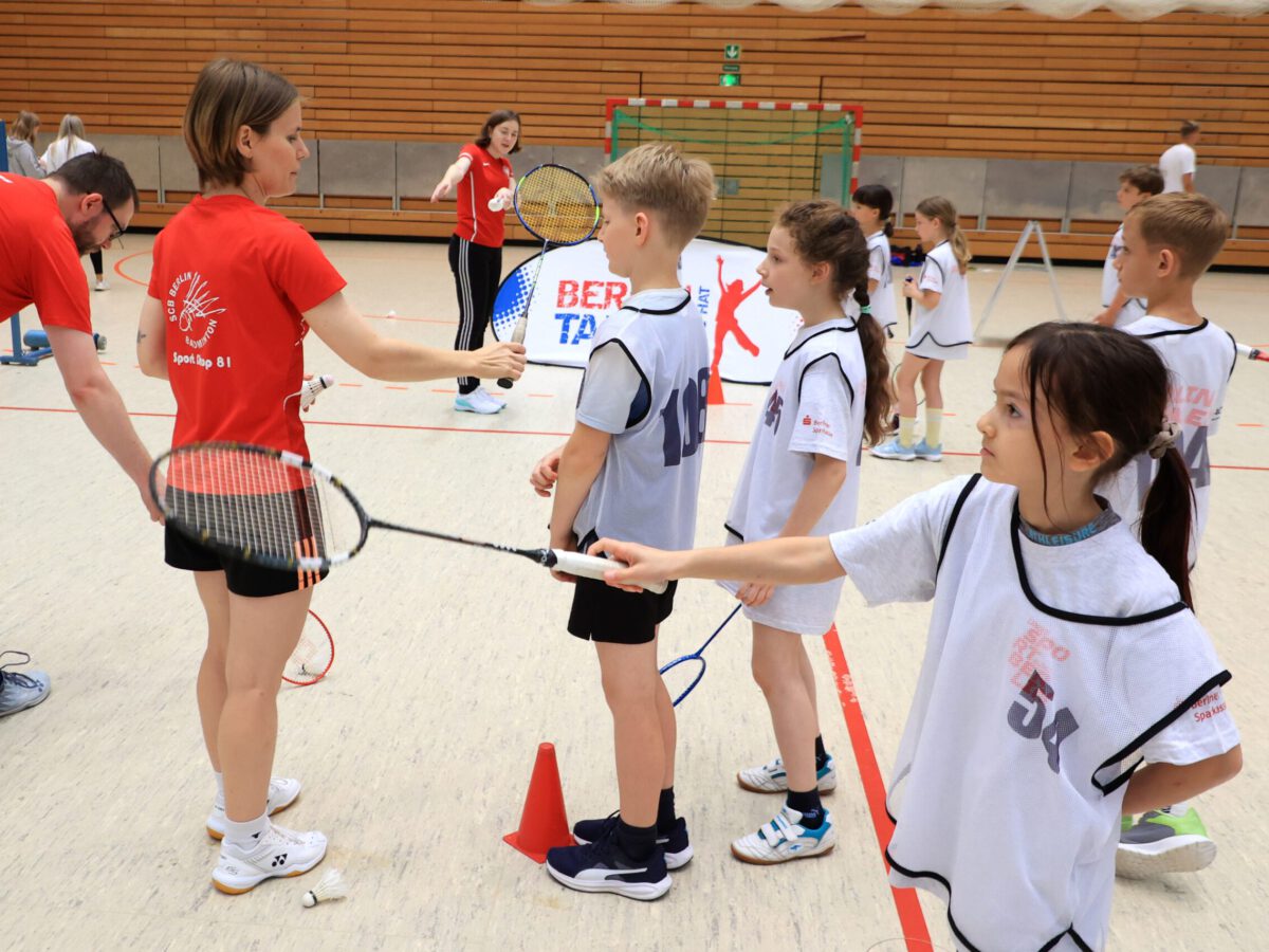 Erster Schlägerkontakt beim Badminton Foto: Juergen Engler