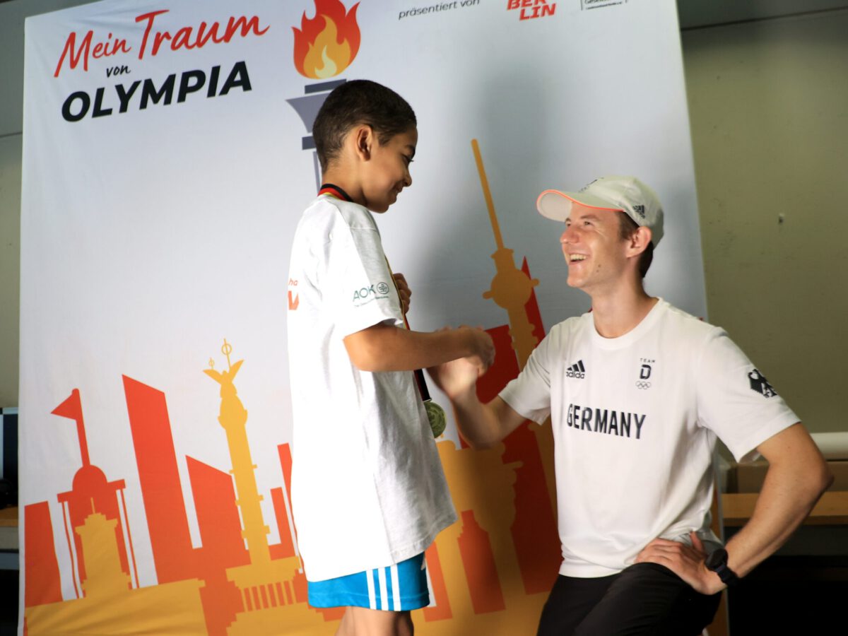 Olympionik Leo Köpp begegnet den Kindern auf Augenhöhe Foto: Juergen Engler