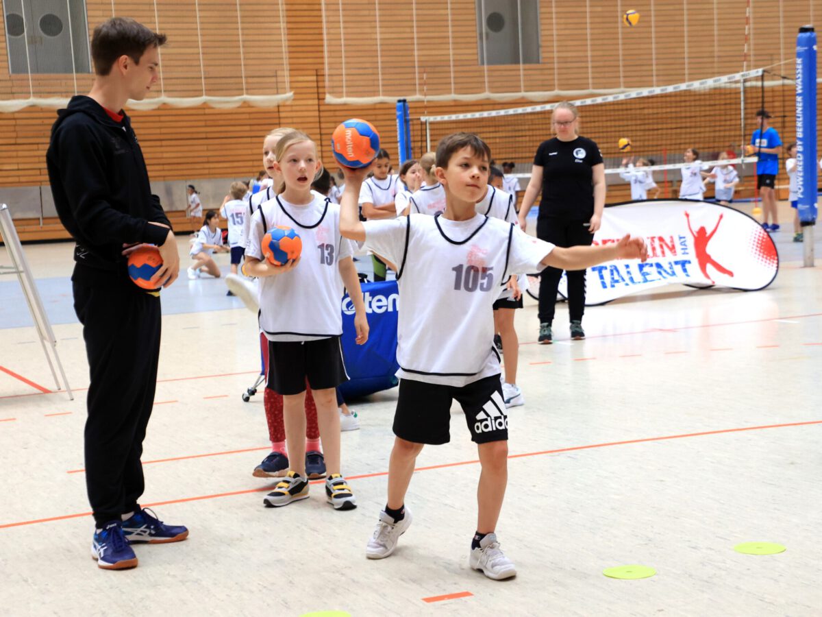 Wurftechnik-Schulung beim Handball Foto: Juergen Engler
