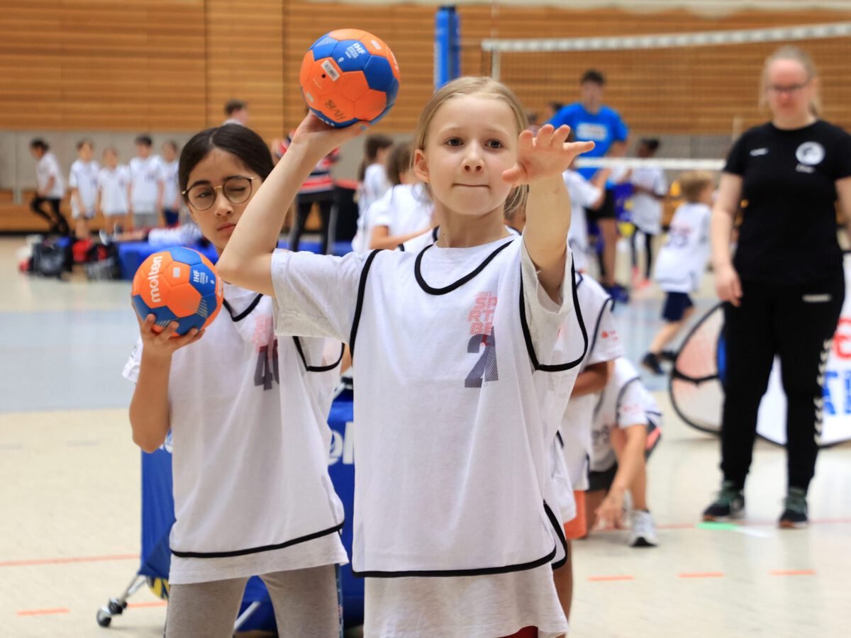 Zielwurf beim Handball aufs Tor Foto: Juergen Engler