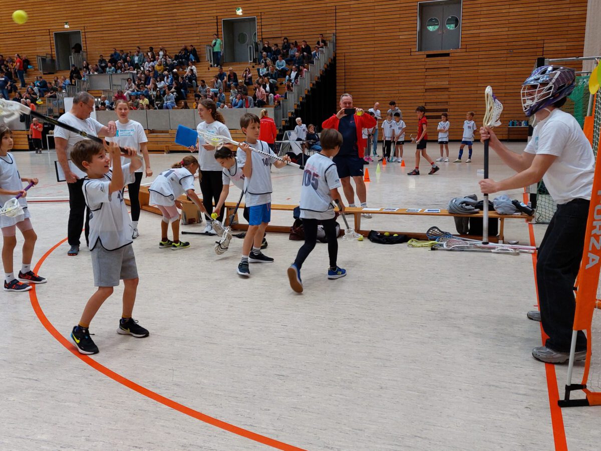 Beim Toreschießen auf den Lacrosse-Torhüter