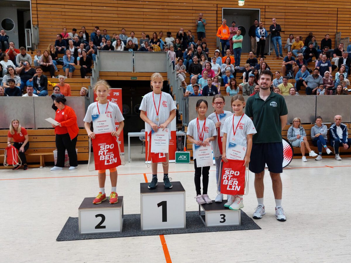 Siegerehrung der Mädchen im Basketball