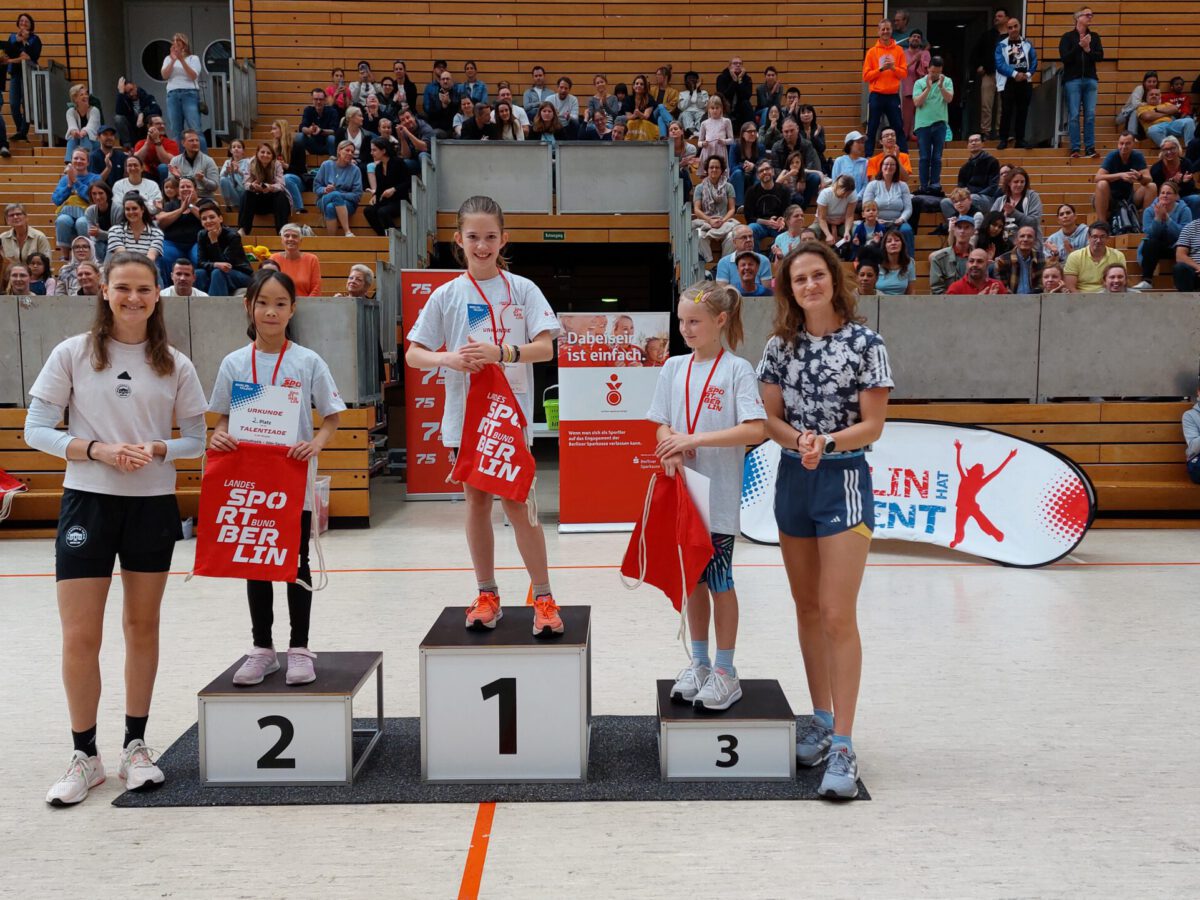 Siegerehrung der Mädchen im Basketball