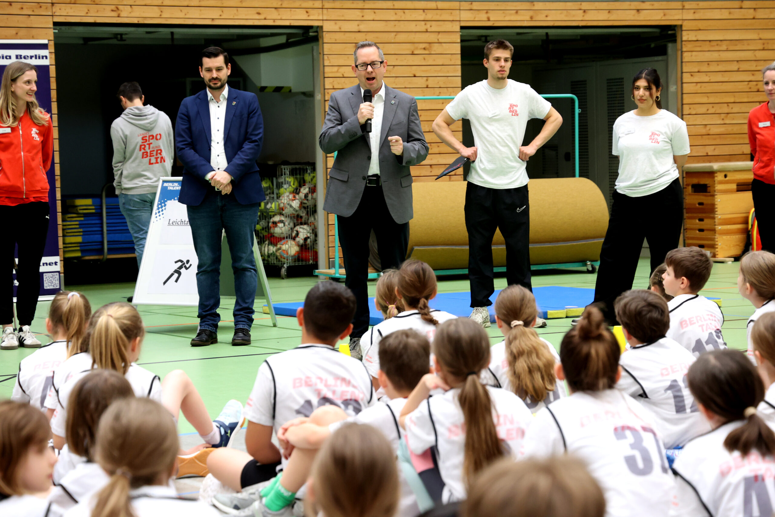 Begrüßung zur Talentiade durch den Bezirksbürgermeister Oliver Igel (mitte) und dem Bezirksstadtrat für Sport Marco Brauchmann (links). Foto: Juergen Engler