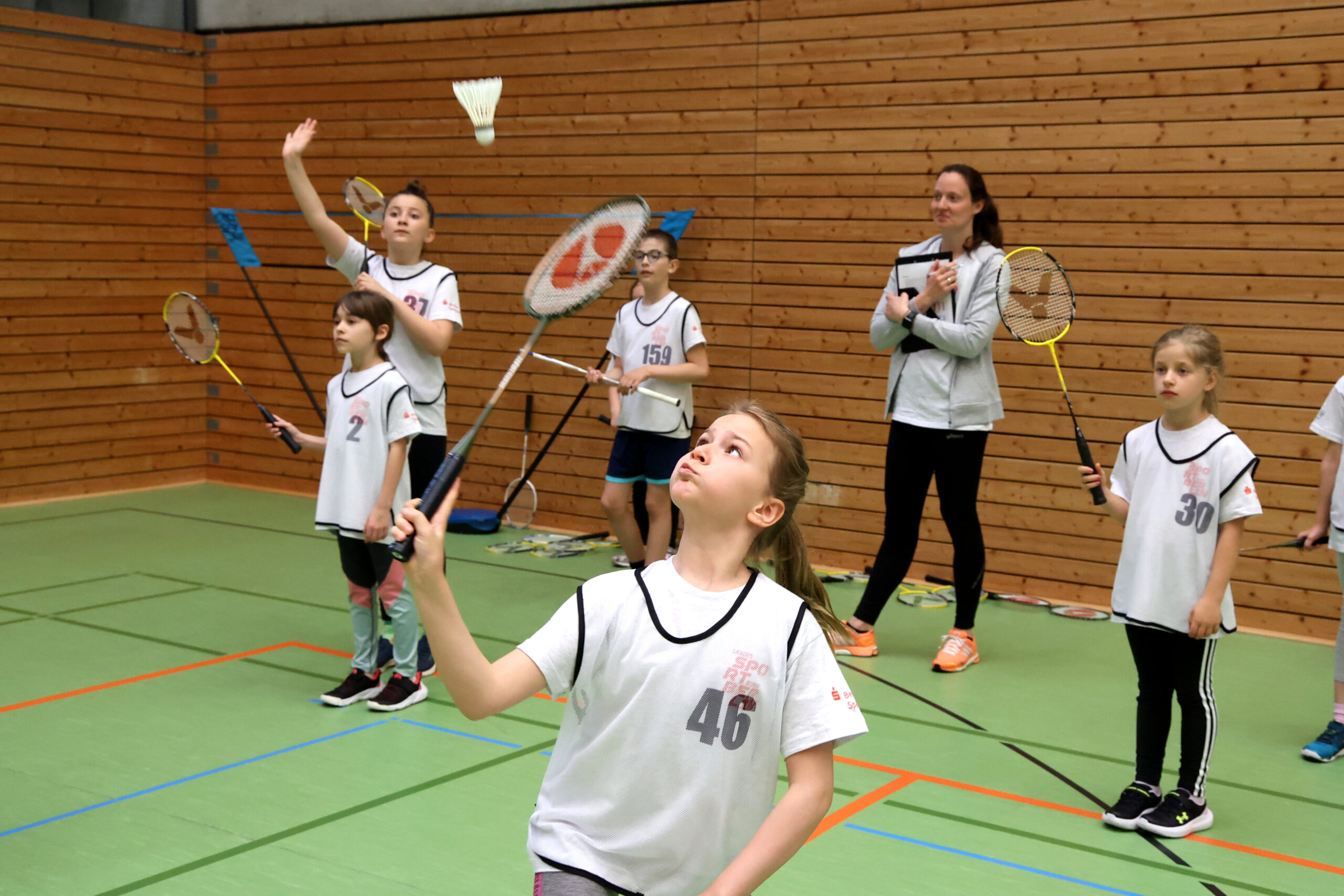Die Sportart Badminton. Aus der Ballmaschine Federbälle zurückspielen. Foto: Juergen Engler