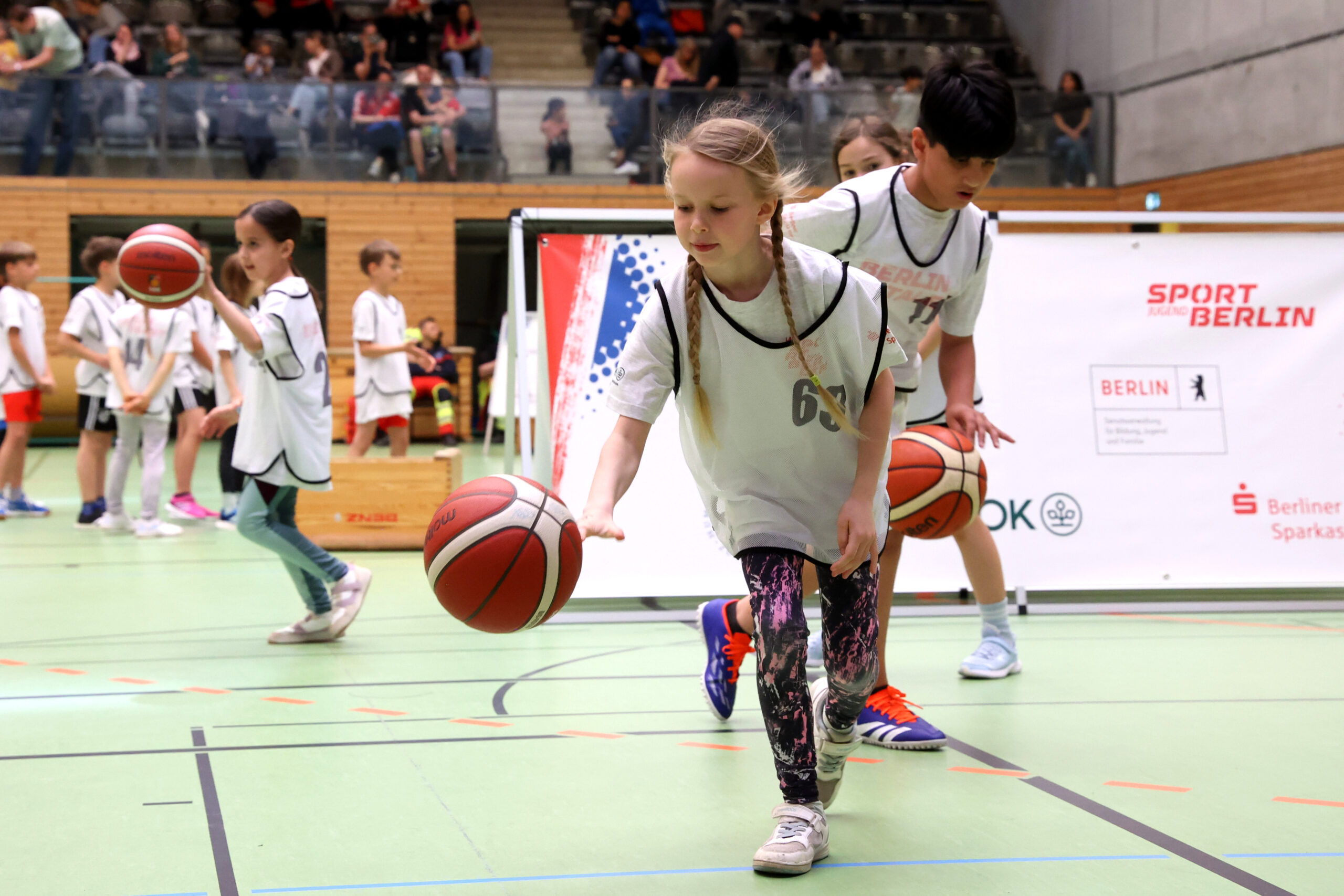 Die Sportart Basketball. Tribbling und Pass-Spiele. Foto: Juergen Engler