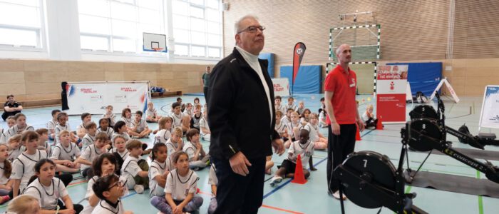 Bezirksstadtrat Harald Muschner begrüßt die Eltern und Kinder auf der Talentiade
