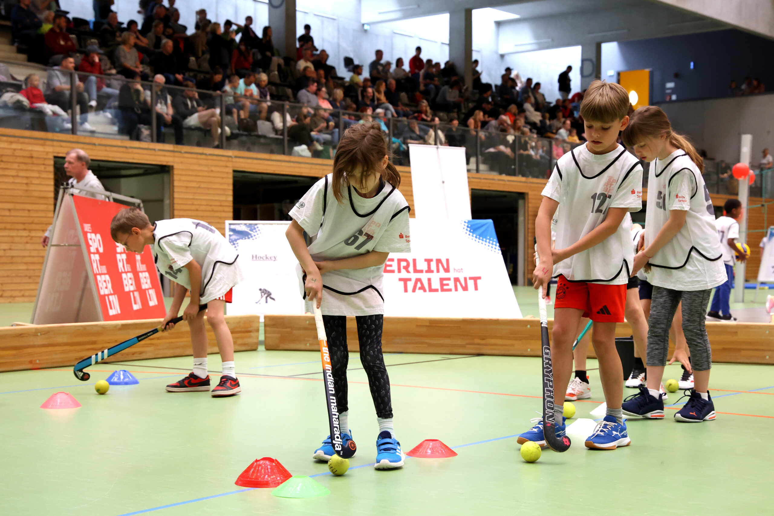 Die Sportart Hockey. Mit Hockeyschläger den Ball führen Foto: Juergen Engler