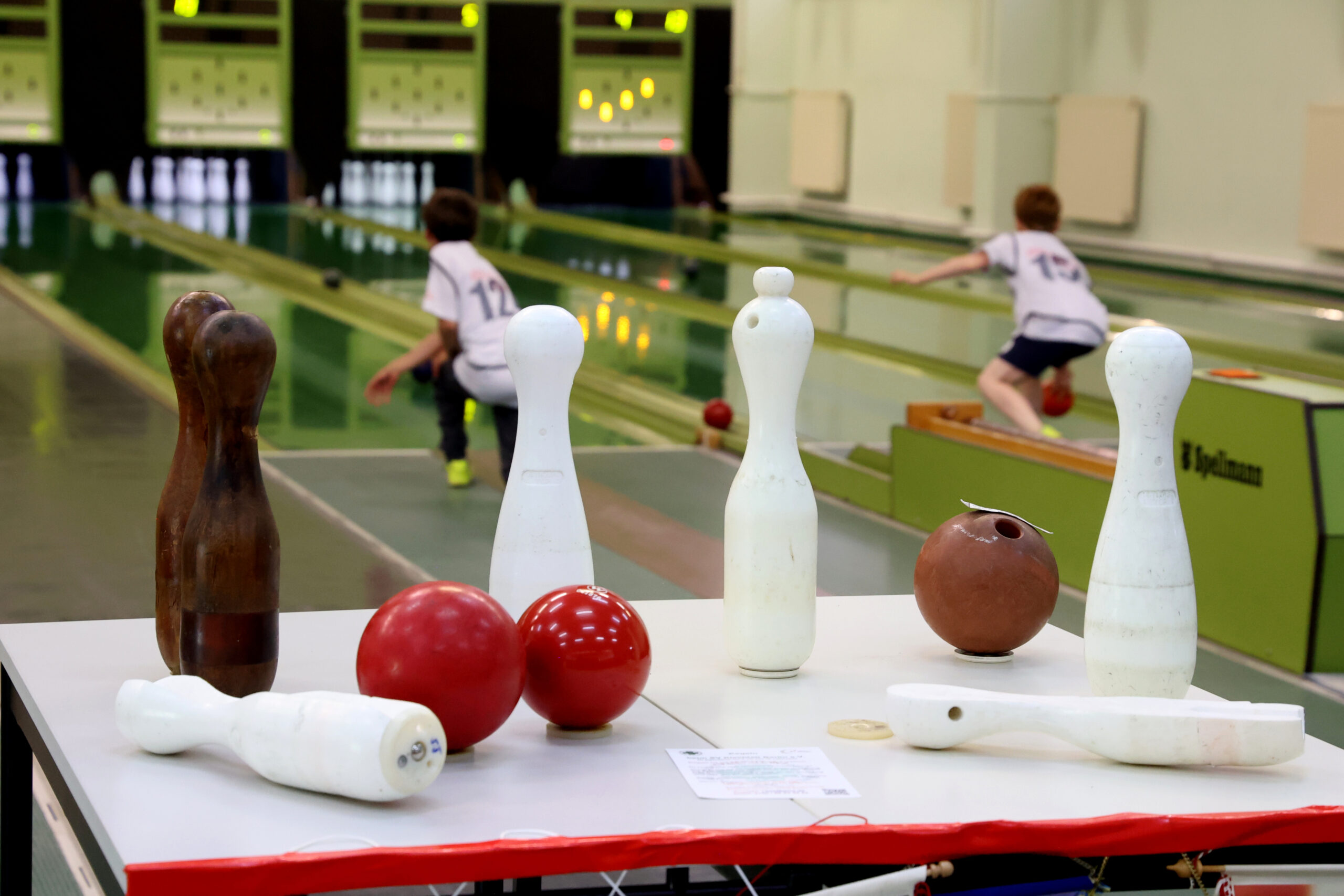 Die Sportart Kegel. Nebenan in der Kegelhalle wurden Bahnen geworfen. Foto: Juergen Engler