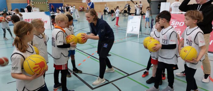 Kinder bei der Sportart Basketball
