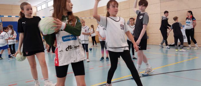 Der Torwurf beim Handball wird geübt