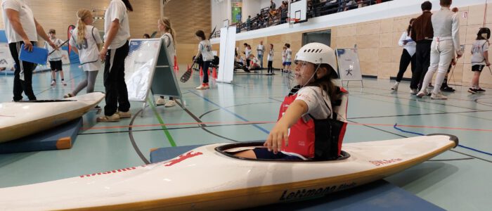 Voll ausgerüstet beim Kanu-Polo auf dem Trockenen.