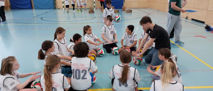Kinder beim Volleyball