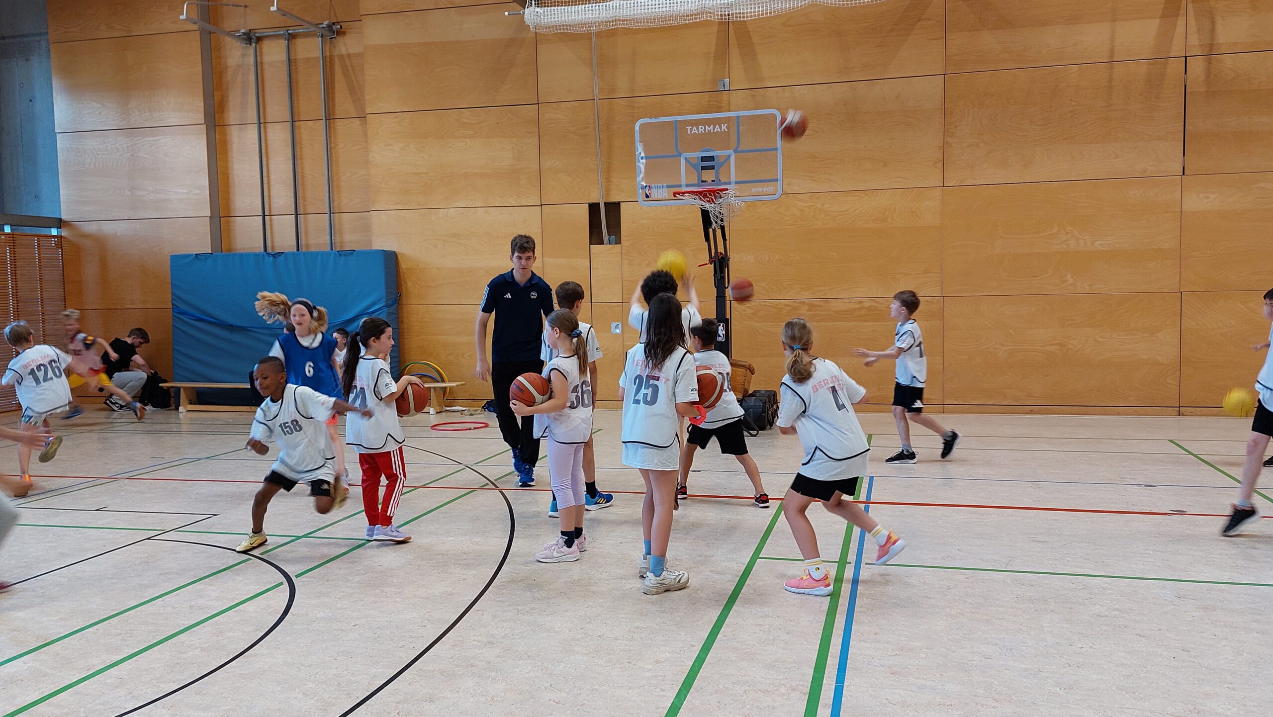 Beim Basketball wird gedribbelt