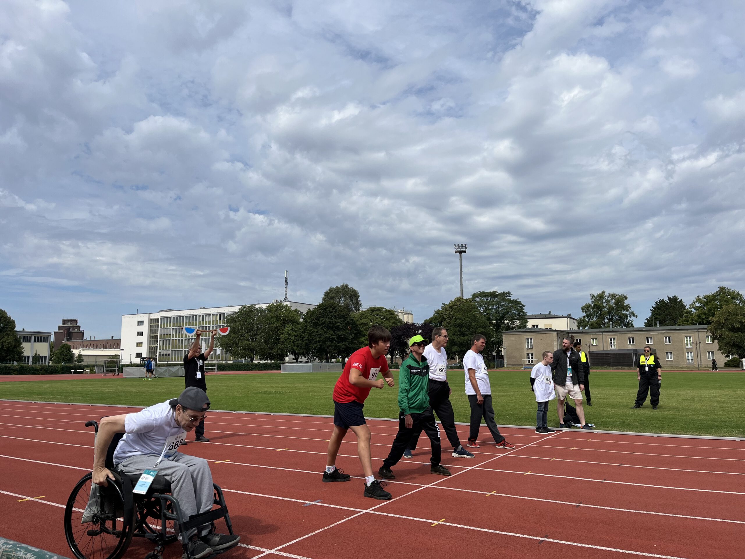 Leichtathletik-Wettbewerb kiurz vor dem Start, alle sind bereit!