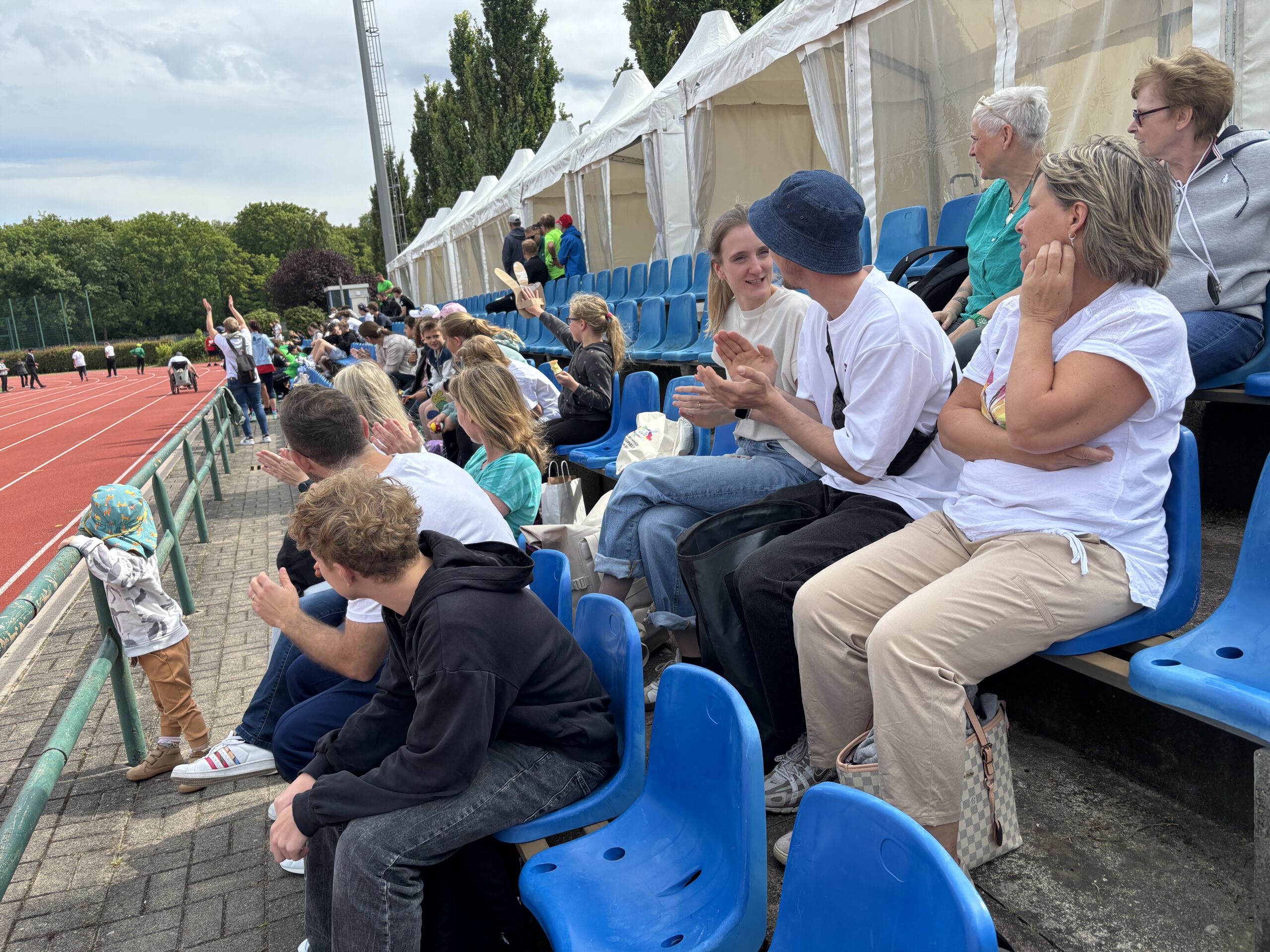 Team Kita-Schule und Finn feuern bei den Leichtathletik-Wettbewerben fleißig an