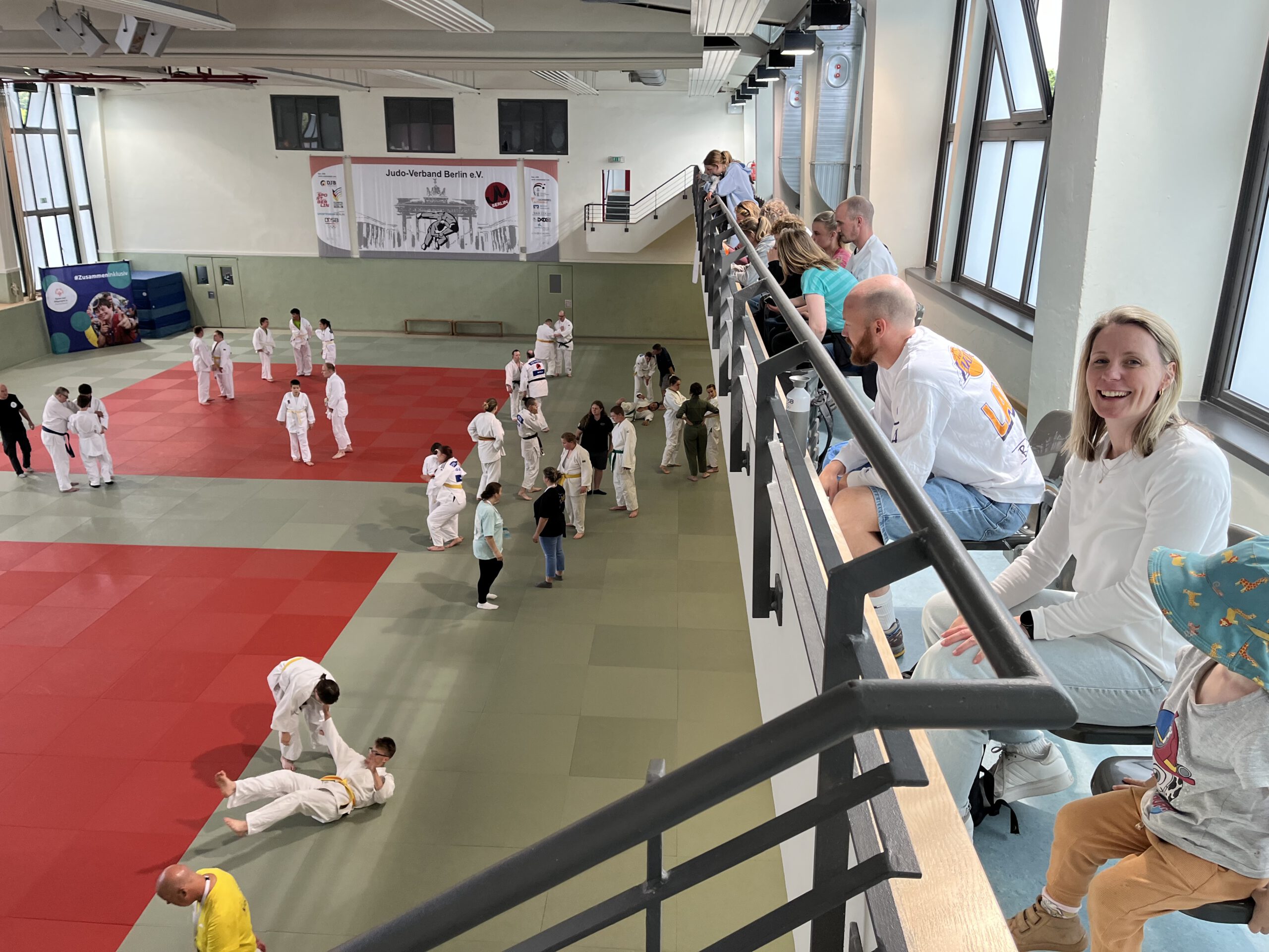 In der Judo-Halle machen sich die Athlet*innen bereit. Gleich geht es los