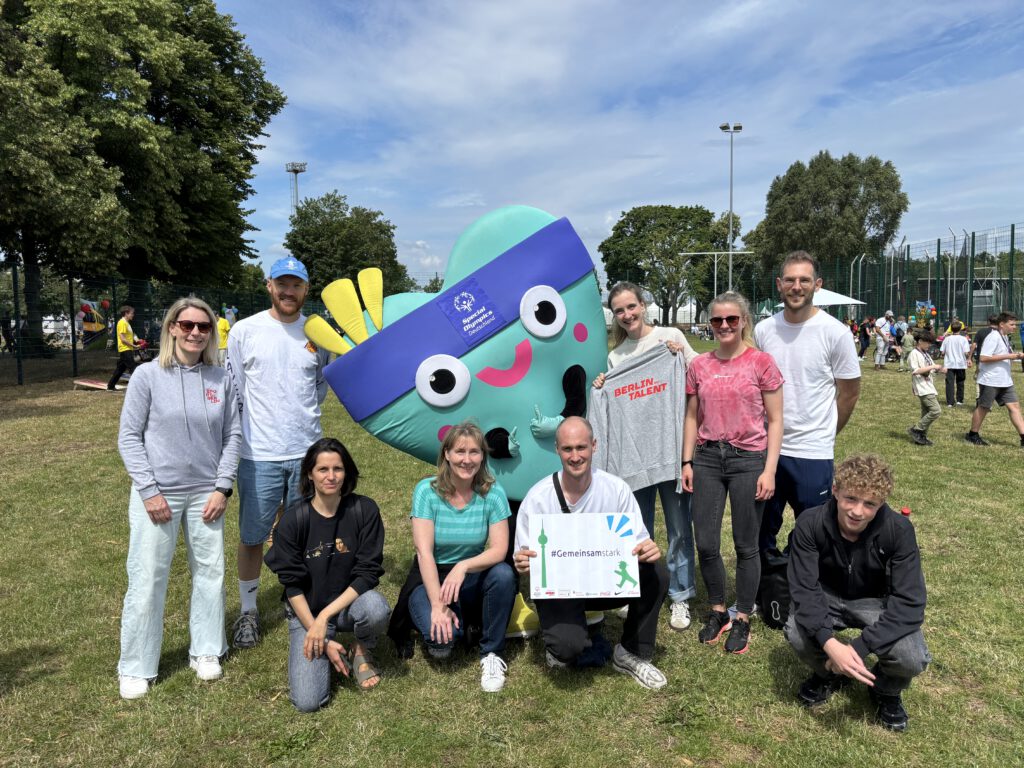Team Kita/Schule und Schülerpraktikant Finn treffen das Maskottchen UNITY