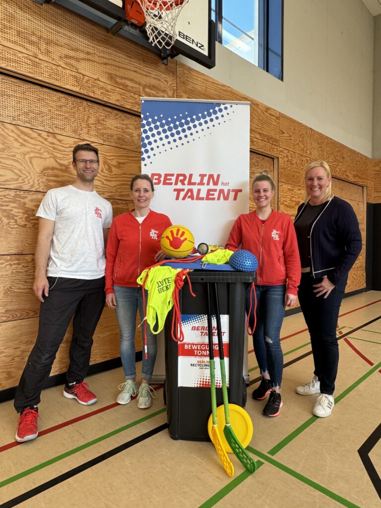 Übungsleiter und Lehrer Robert Soika, Schulleiterin Stefanie Radtke und das Team von BERLIN HAT TALENT © Berlin Recycling 2025