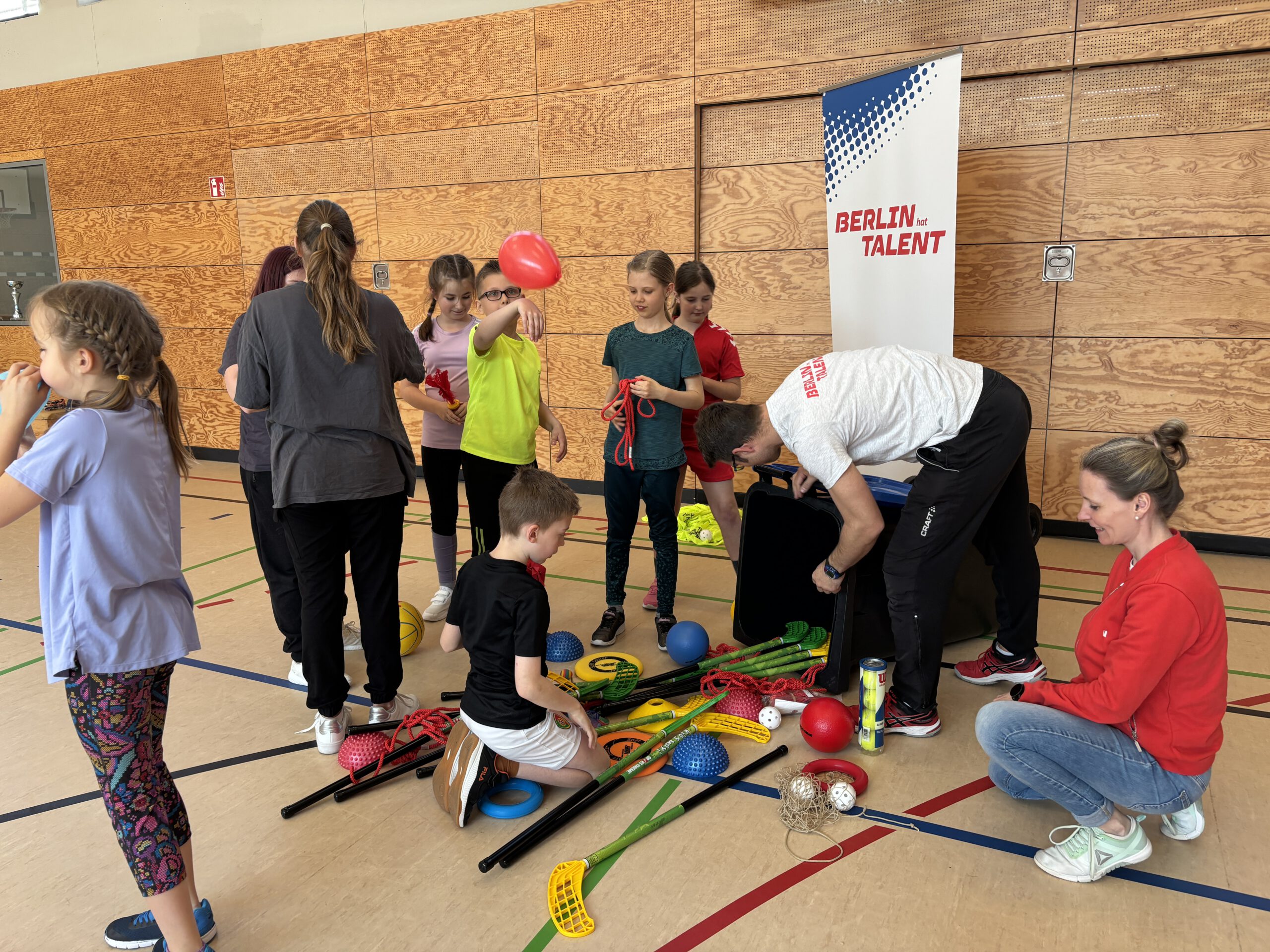 Kinder der BFG mit Bewegungstonne