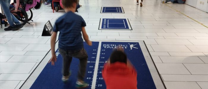 Betriebsamkeit beim Weitsprung Betriebsamkeit beim Weitsprung